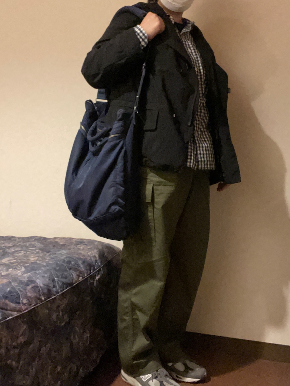 グリーン系のカーゴパンツ、ブラック系のマウンテンパーカー、ブルー系のシャツ/ブラウスを着用したレディースの春コーディネートの3枚目の写真