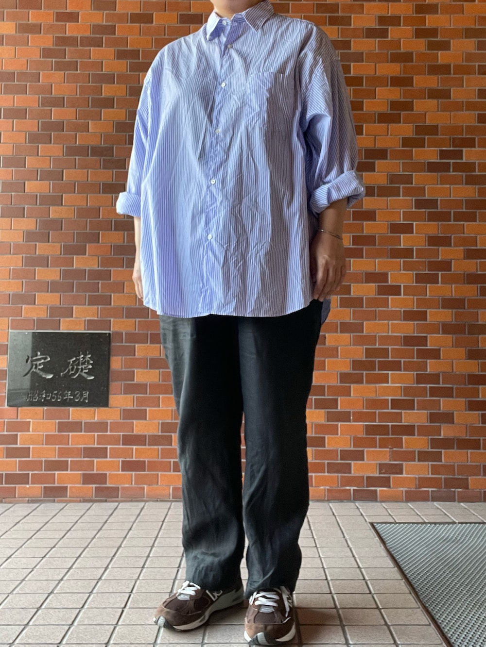 「graphpaper、ストライプシャツ、オーバーサイズシャツ、MARKAWARE、リネンパンツ、Adawat’n Tuareg、バングル、New Balance、991」｜「markawareのMARKAWARE CLASSIC FIT EASY PANTS A23A-17PT01C（その他パンツ、ブラック系）」を使った、SPADE25さん（レディース・167cm）の夏コーディネートの3枚目の写真