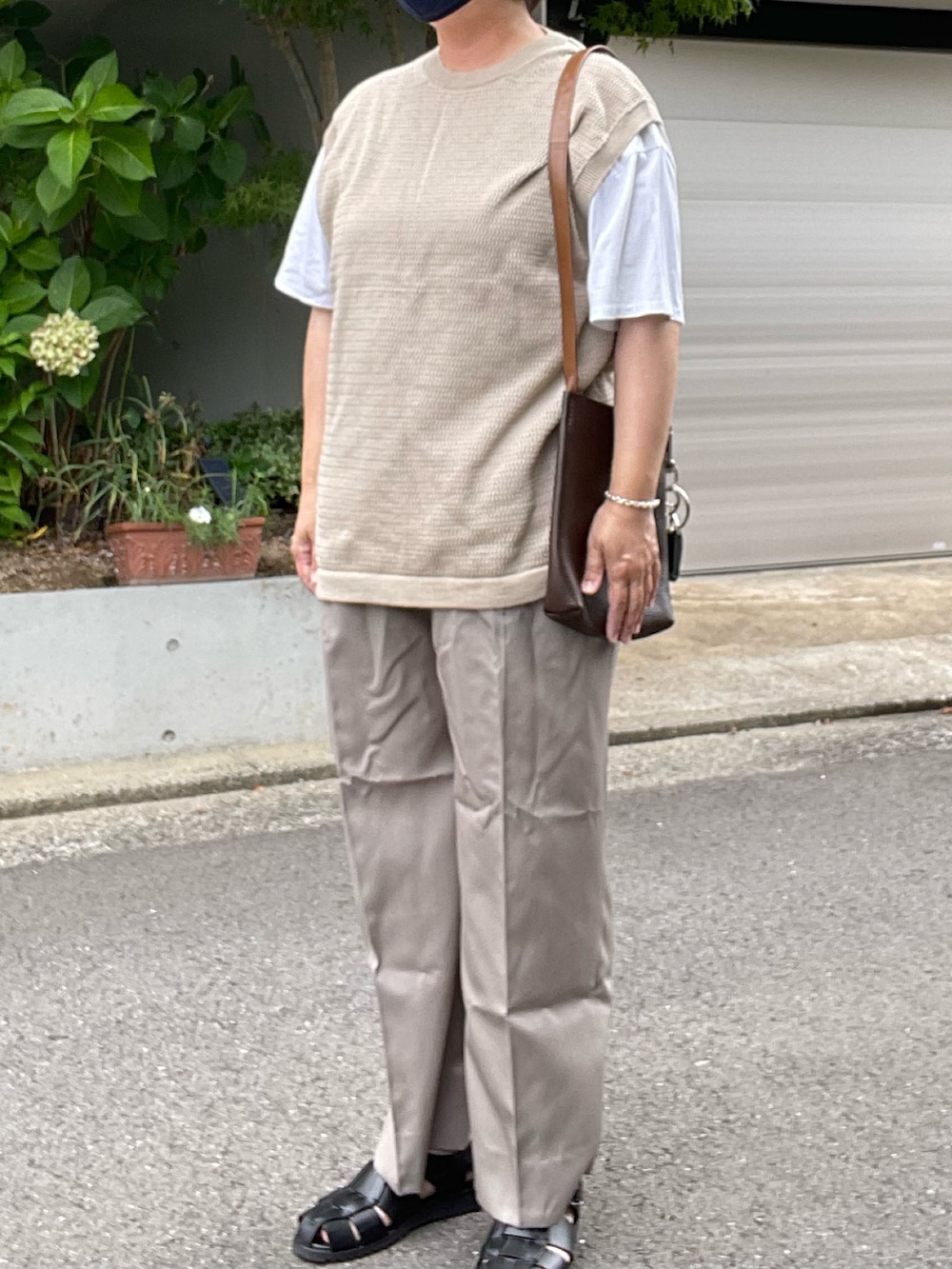 「夏コーデ、お出かけコーデ、BATONER、ベスト、ATON、白Tシャツ、THE RERACS、グルカパンツ、Paraboot、グルカサンダル、Garden of Eden、ブレスレット、Hender Scheme、レザーバッグ、ショルダーバッグ」｜「THE RERACSのグルカ／グレージュ（スラックス、グレー系）」を使った、SPADE25さん（レディース・167cm）の夏コーディネートの3枚目の写真
