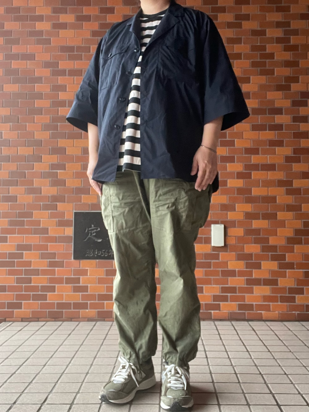 「夏コーデ、rakines、七分袖シャツ、graphpaper、ボーダーTシャツ、Corona、カーゴパンツ、Adawat’n Tuareg、バングル、New Balance、2002R」｜「CORONAのアイテム（カーゴパンツ、グリーン系）」を使った、SPADE25さん（レディース・167cm）の夏コーディネートの2枚目の写真