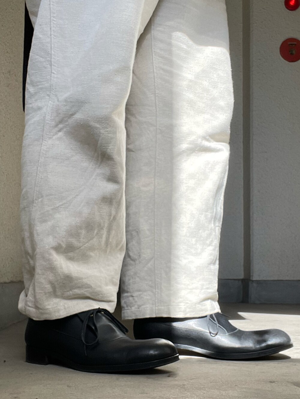 ホワイト系のカーゴパンツ、グレー系のジャケット/アウター、ブラック系のTシャツ/カットソーを着用したレディースの冬コーディネートの3枚目の写真