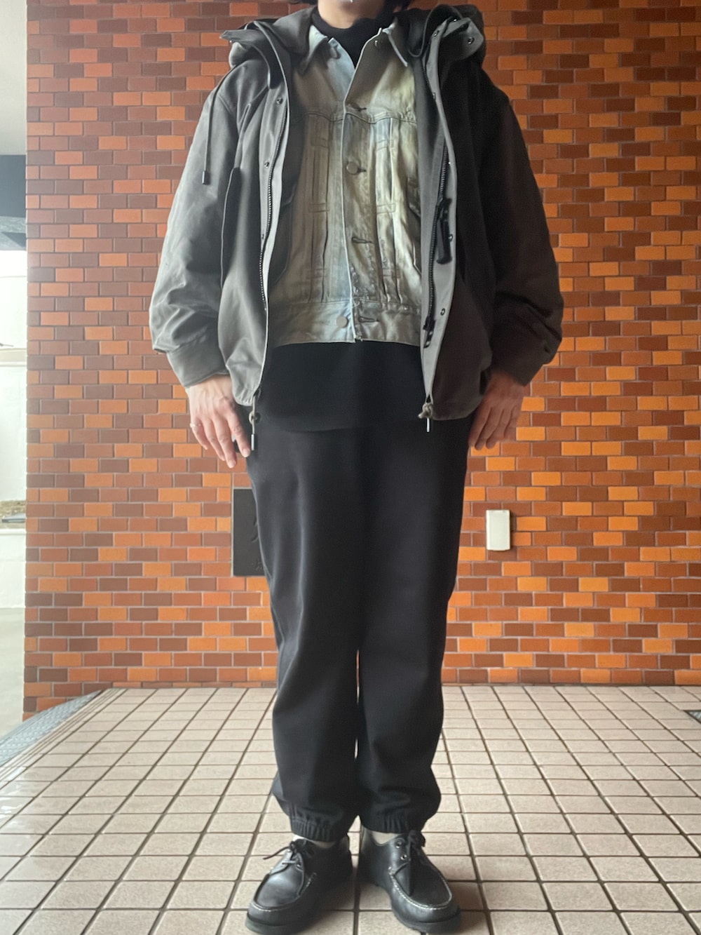「冬コーデ、THE RERACS、ショートモッズ、ancellm、デニムジャケット、Porter Classic、サーマルカットソー、MARKAWARE、スウェットパンツ、KAPTAIN SUNSHINE、Paraboot、デッキシューズ、mayumimurasawa、リング」｜「markawareのGYM PANTS（スウェットパンツ、ブラック系）」を使った、SPADE25さん（レディース・167cm）の冬コーディネートの3枚目の写真