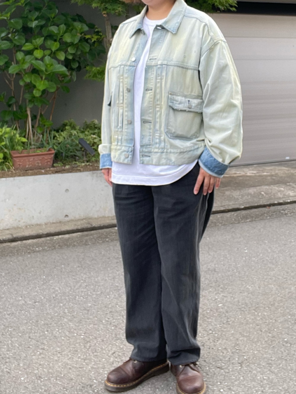 「ancellm、デニムジャケット、ダメージデニム、alvana、フットボールTシャツ、FAUVES、ペグトップパンツ、Dr.Martens、3ホール」｜「FAUVESのアイテム（その他パンツ、ブラック系）」を使った、SPADE25さん（レディース・167cm）の春コーディネートの2枚目の写真