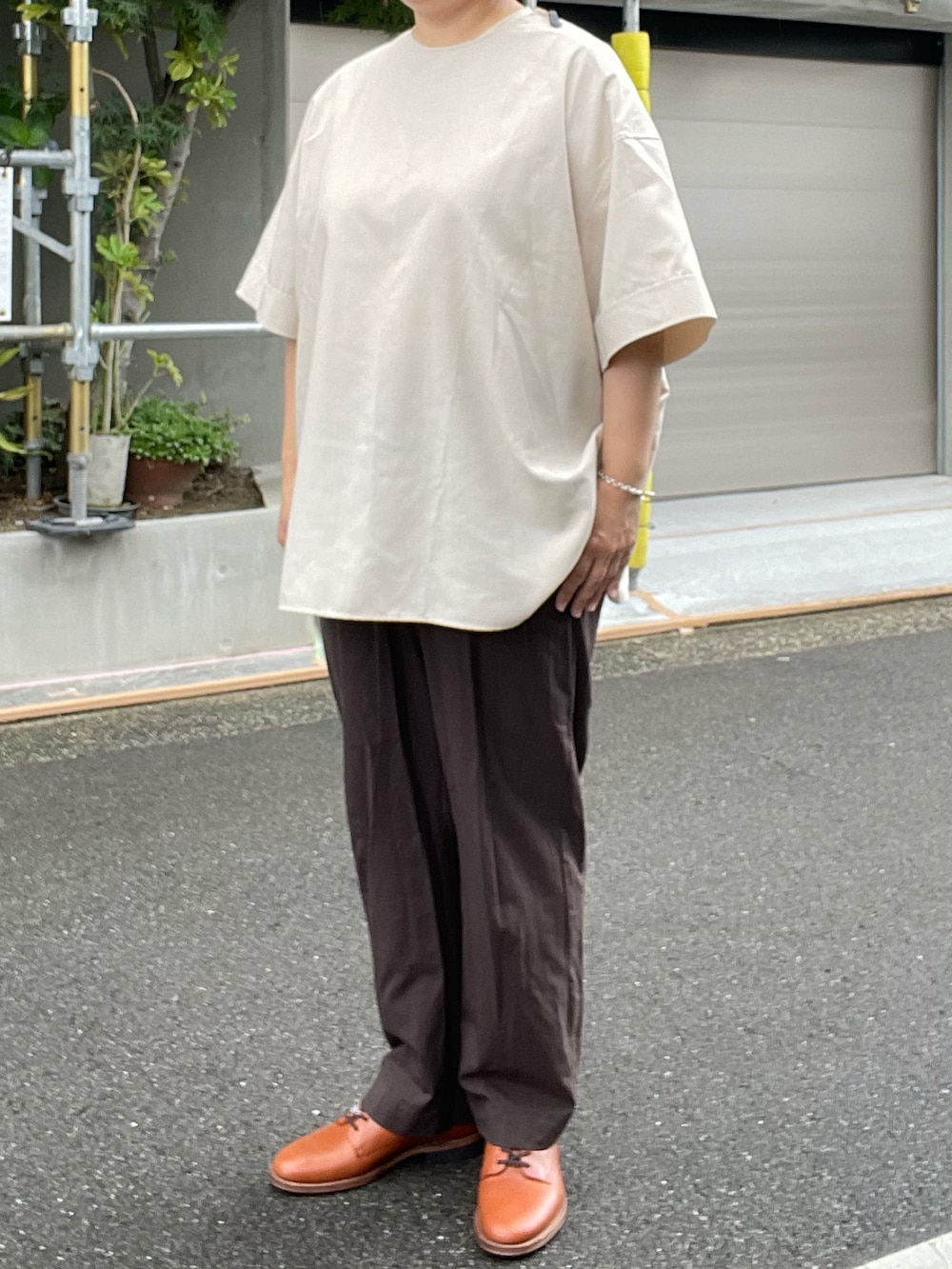 「THE RERACS、プルオーバー、MARKAWARE、ウールパンツ、RollingDubTrio、レザーシューズ、Adawat'n Tuareg、バングル、mayumimurasawa、リング」｜「markawareのアイテム（その他パンツ、ブラウン系）」を使った、SPADE25さん（レディース・167cm）の夏コーディネートの2枚目の写真