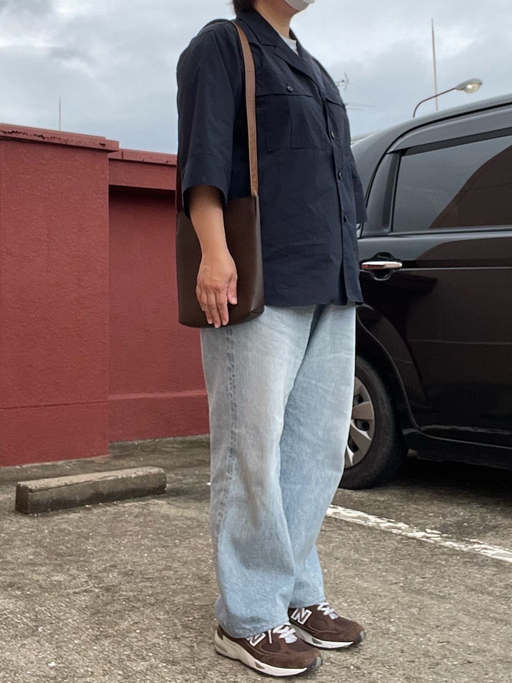 「このスタイルがお気に入り、初夏コーデ、rakines、七分袖シャツ、ATON、Tシャツ、COMOLI、ブリーチデニム、Hender Scheme、レザーショルダーバッグ、New Balance、991、Adawat’n Tuareg、バングル」｜「COMOLIのアイテム（デニムパンツ、ブルー系）」を使った、SPADE25さん（レディース・167cm）の夏コーディネートの3枚目の写真