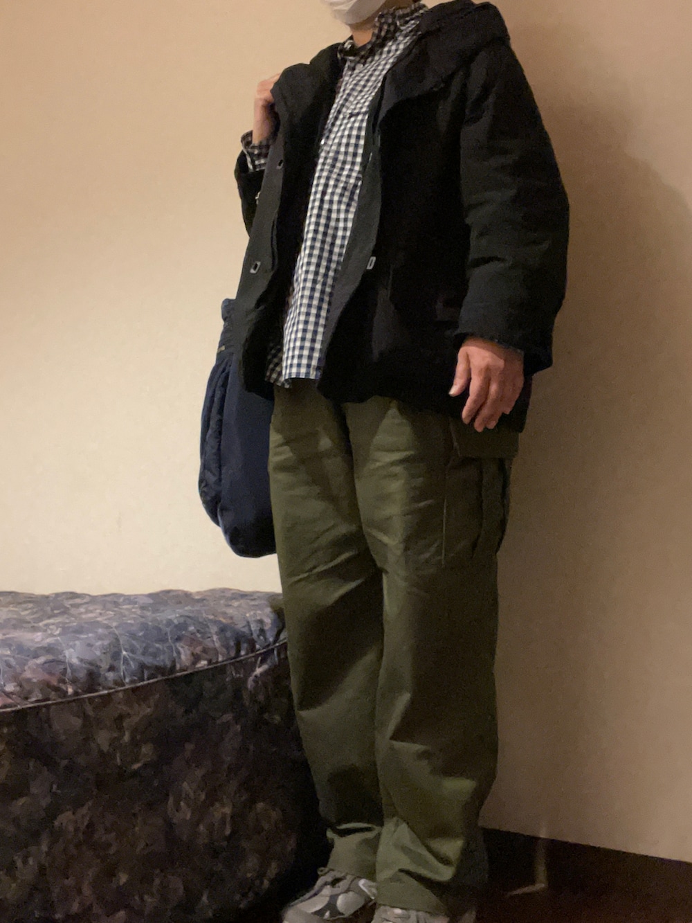 グリーン系のカーゴパンツ、ブラック系のマウンテンパーカー、ブルー系のシャツ/ブラウスを着用したレディースの春コーディネートの2枚目の写真