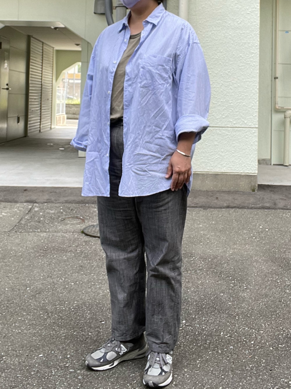 「オトナカジュアル、graphpaper、オーバーサイズシャツ、ストライプシャツ、colina、ウールTシャツ、POST O’ALLS、ペインターパンツ、New Balance、991、mayumimurasawa、リング、Adawat’n Tuareg、バングル」｜「POST O'ALLSのアイテム（カーゴパンツ、グレー系）」を使った、SPADE25さん（レディース・167cm）の秋コーディネートの2枚目の写真