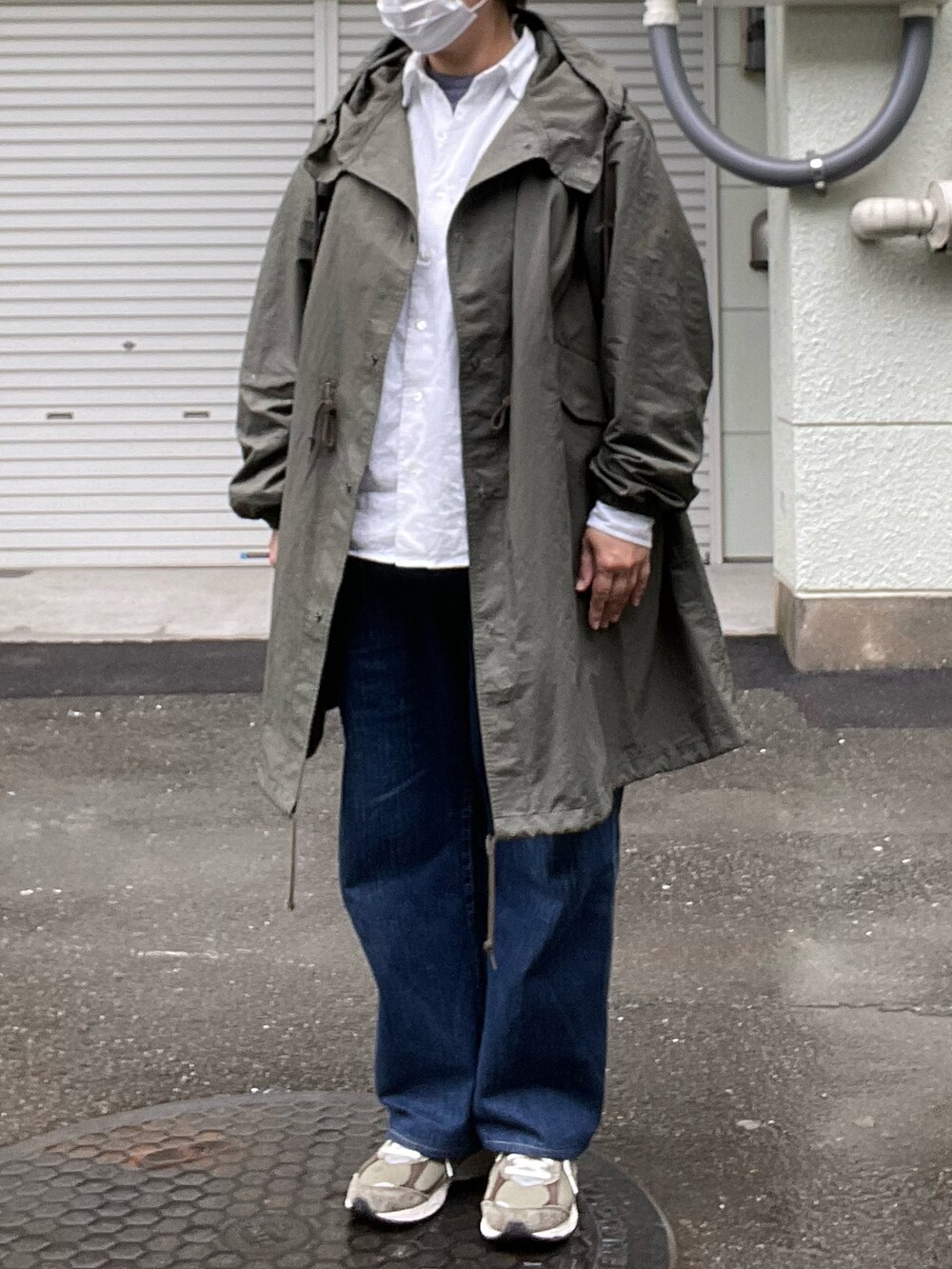 「雨の日コーデ、Porter Classic、ロールアップシャツ、デニムパンツ、モッズコート、loopwheeler、Tシャツ、New Balance、2002R」｜「PORTER CLASSICのアイテム（デニムパンツ、ブルー系）」を使った、SPADE25さん（レディース・167cm）の春コーディネートの2枚目の写真