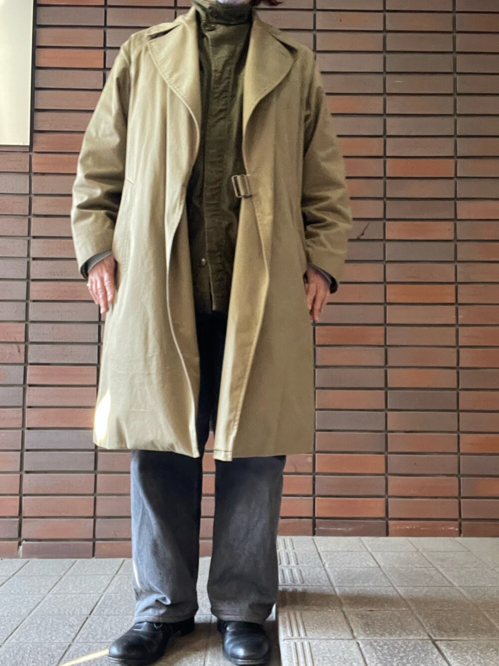 「春服、COMOLI、タイロッケンコート、marka、ミリタリージャケット、CIOTA、グレーデニム、ワイドテーパードデニム、PETROSOLAUM、レザーシューズ」｜「CIOTAのCIOTA / シオタ：グレー スビンコットン 13,5oz ワイドテーパードデニム：NPTM-6RF-MGR[STD]（デニムパンツ、グレー系）」を使った、SPADE25さん（レディース・167cm）の冬コーディネートの3枚目の写真