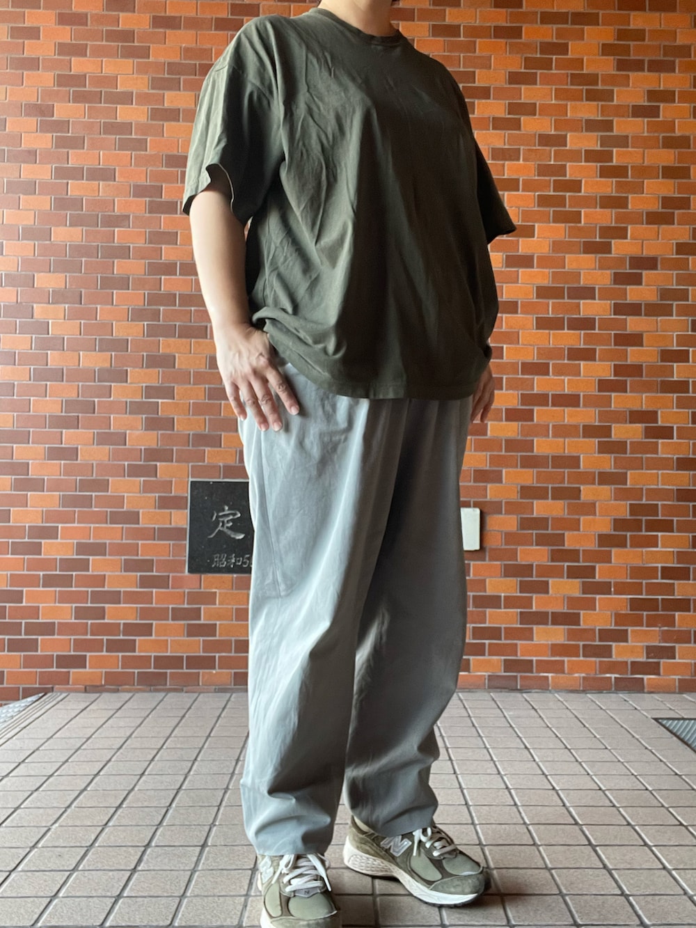 「夏コーデ、AUBETT、Tシャツ、HEUGN、チノパン、New Balance、2002R、Adawat’n Tuareg、バングル、カーキコーデ」｜「HEUGNのアイテム（チノパンツ、グリーン系）」を使った、SPADE25さん（レディース・167cm）の夏コーディネートの2枚目の写真