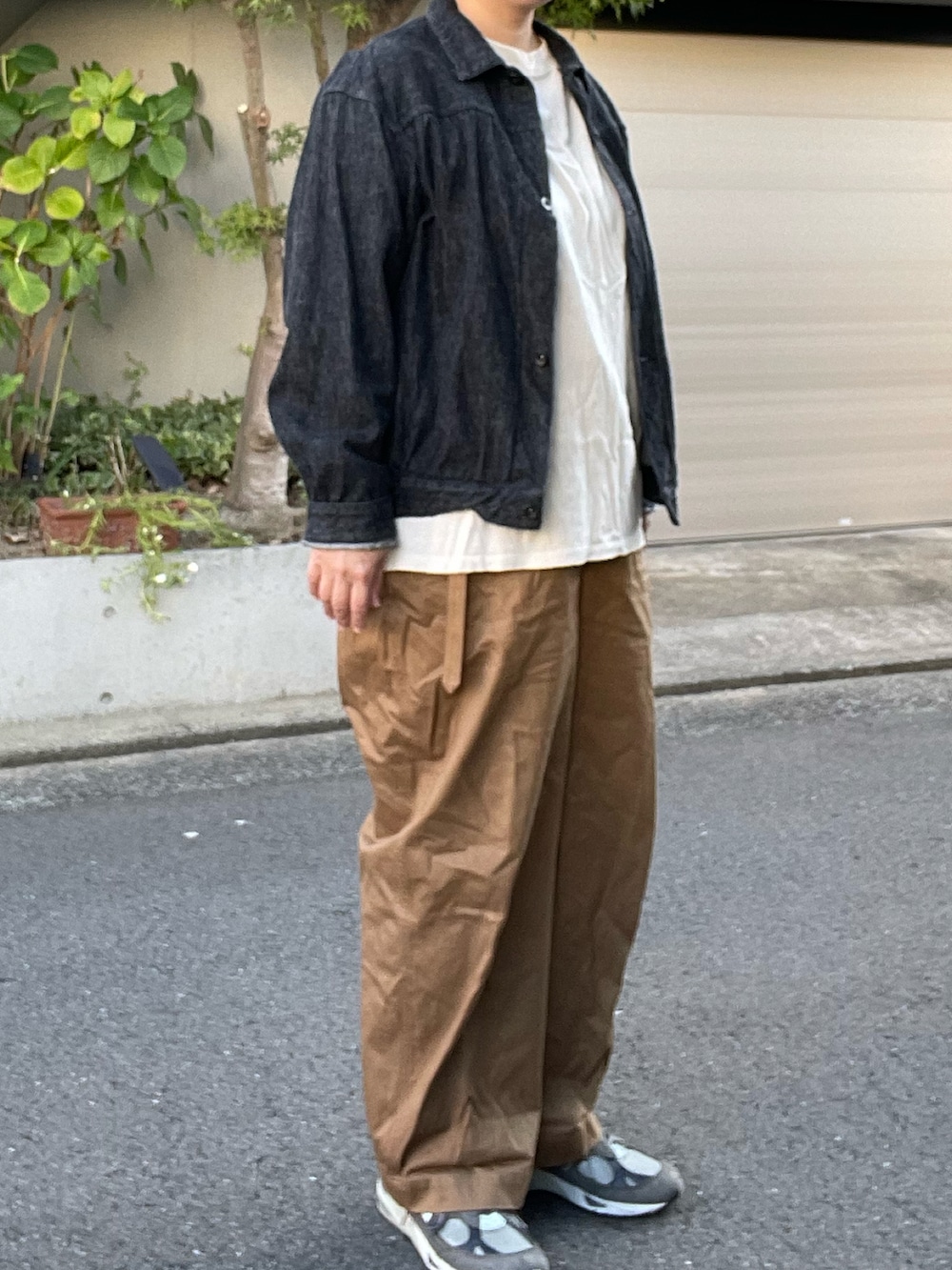 「秋コーデ、COMOLI、デニムジャケット、Gジャン、1st、ブラックデニム、alvana、カットソー、ロンT、blurhms、ベルテッドパンツ、チノパン、New Balance、991」｜「blurhmsのアイテム（チノパンツ、ブラウン系）」を使った、SPADE25さん（レディース・167cm）の秋コーディネートの2枚目の写真