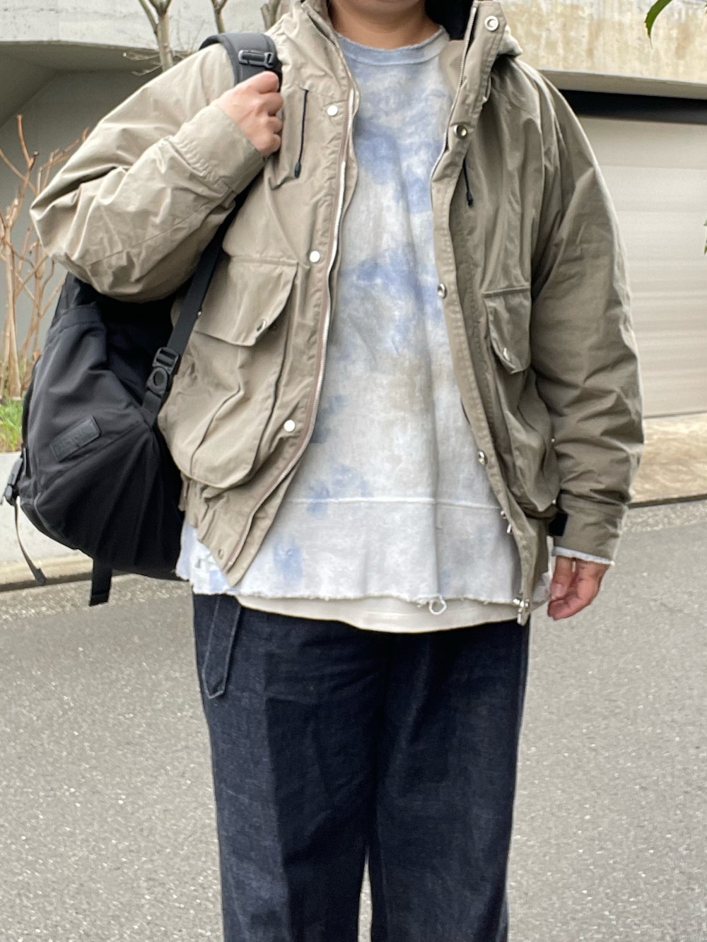 「MARKAWARE、ハンタージャケット、ancellm、スウェット、カジュアルコーデ、alvana、カットソー、blurhms、ベルテッドデニム、PETROSOLAUM、レザーシューズ、BAICYCLON、バックパック」｜「blurhmsの【blurhms / ブラームス】12.9oz Denim Long Belted Pants（デニムパンツ、ブルー系）」を使った、SPADE25さん（レディース・167cm）の冬コーディネートの3枚目の写真