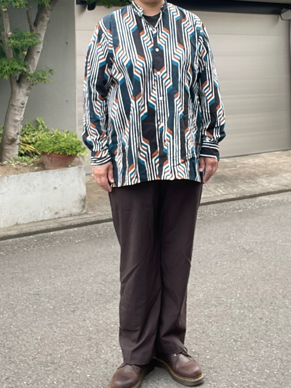 ブラウン系のその他パンツ、その他のシャツ/ブラウス、ブラウン系のブーツを着用したレディースの夏コーディネートの3枚目の写真