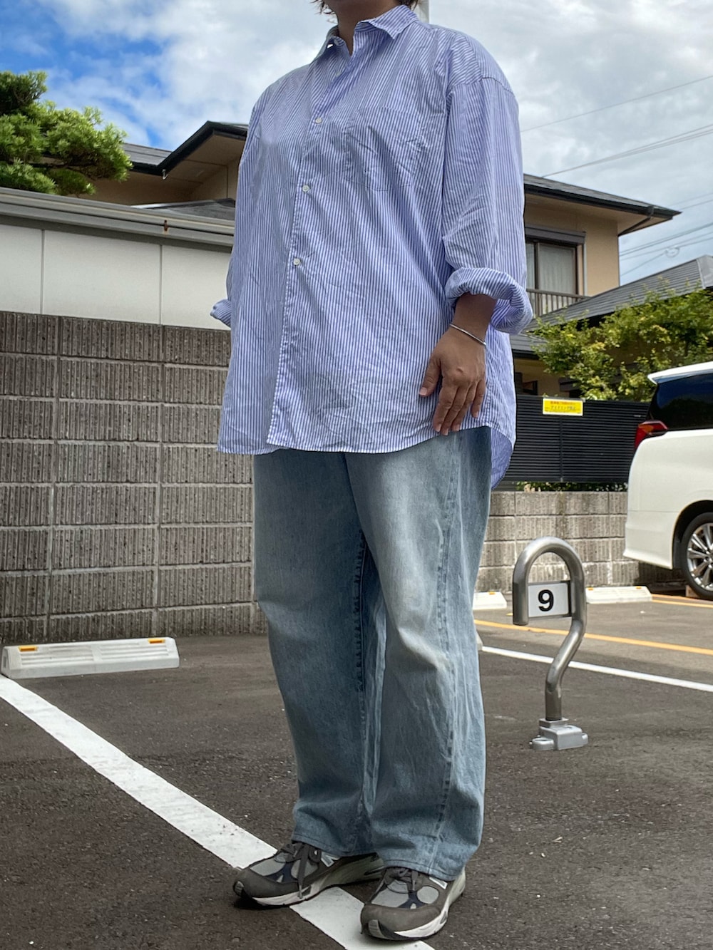「夏コーデ、graphpaper、オーバーサイズシャツ、ストライプシャツ、ATON、白Tシャツ、COMOLI、ブリーチデニム、Adawat’n Tuareg、バングル、New Balance、991」｜「COMOLIのアイテム（デニムパンツ、ブルー系）」を使った、SPADE25さん（レディース・167cm）の夏コーディネートの2枚目の写真