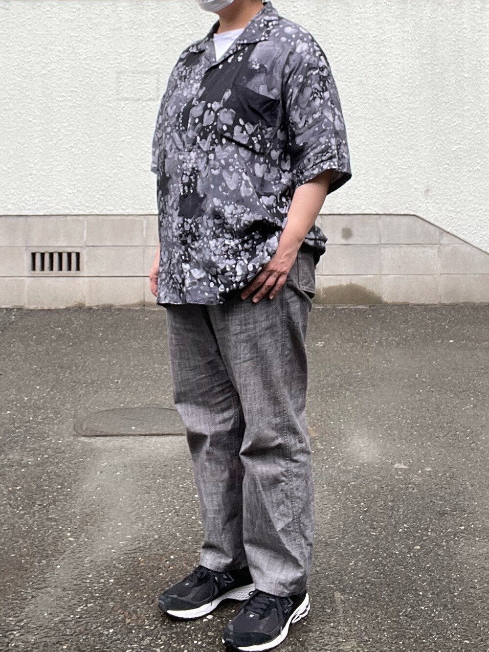 「雨の日コーデ、Porter Classic、モッズコート、アロハシャツ、POST O’ALLS、ミリタリーパンツ、Gregory、バックパック、New Balance、2002R」｜「POST O'ALLSのアイテム（カーゴパンツ、グレー系）」を使った、SPADE25さん（レディース・167cm）の春コーディネートの4枚目の写真