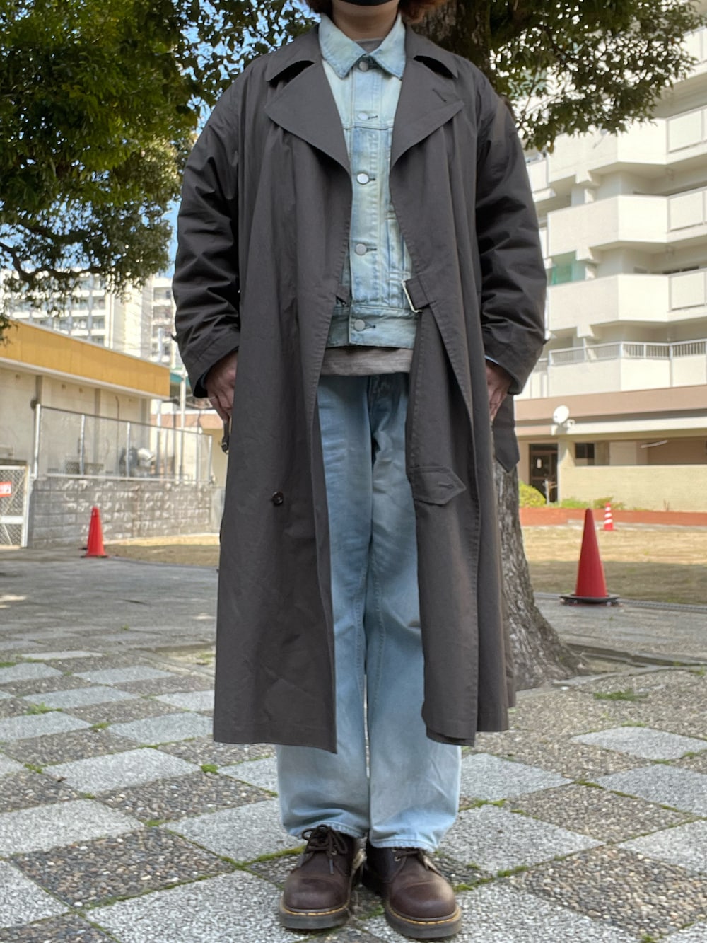 「春コーデ、CIOTA、タイロッケンコート、ancellm、デニムジャケット、デニムパンツ、THE RERACS、ウールスウェット、Dr.Martens、3ホール、デニムセットアップ」｜「CIOTAのタイロッケンコート　タイプライター（トレンチコート、ブラウン系）」を使った、SPADE25さん（レディース・167cm）の春コーディネートの3枚目の写真