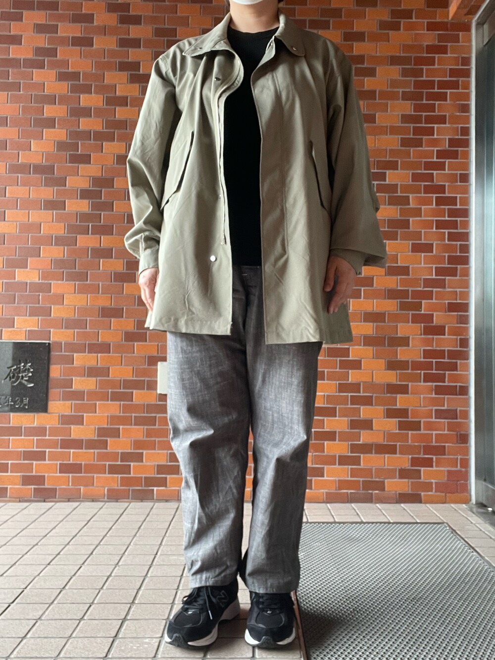 「春アウター、MARKAWARE、ショートモッズ、mittan、シルクT、POST O’ALLS、ペインターパンツ、New Balance、2002R」｜「POST O'ALLSのアイテム（カーゴパンツ、グレー系）」を使った、SPADE25さん（レディース・167cm）の春コーディネートの3枚目の写真