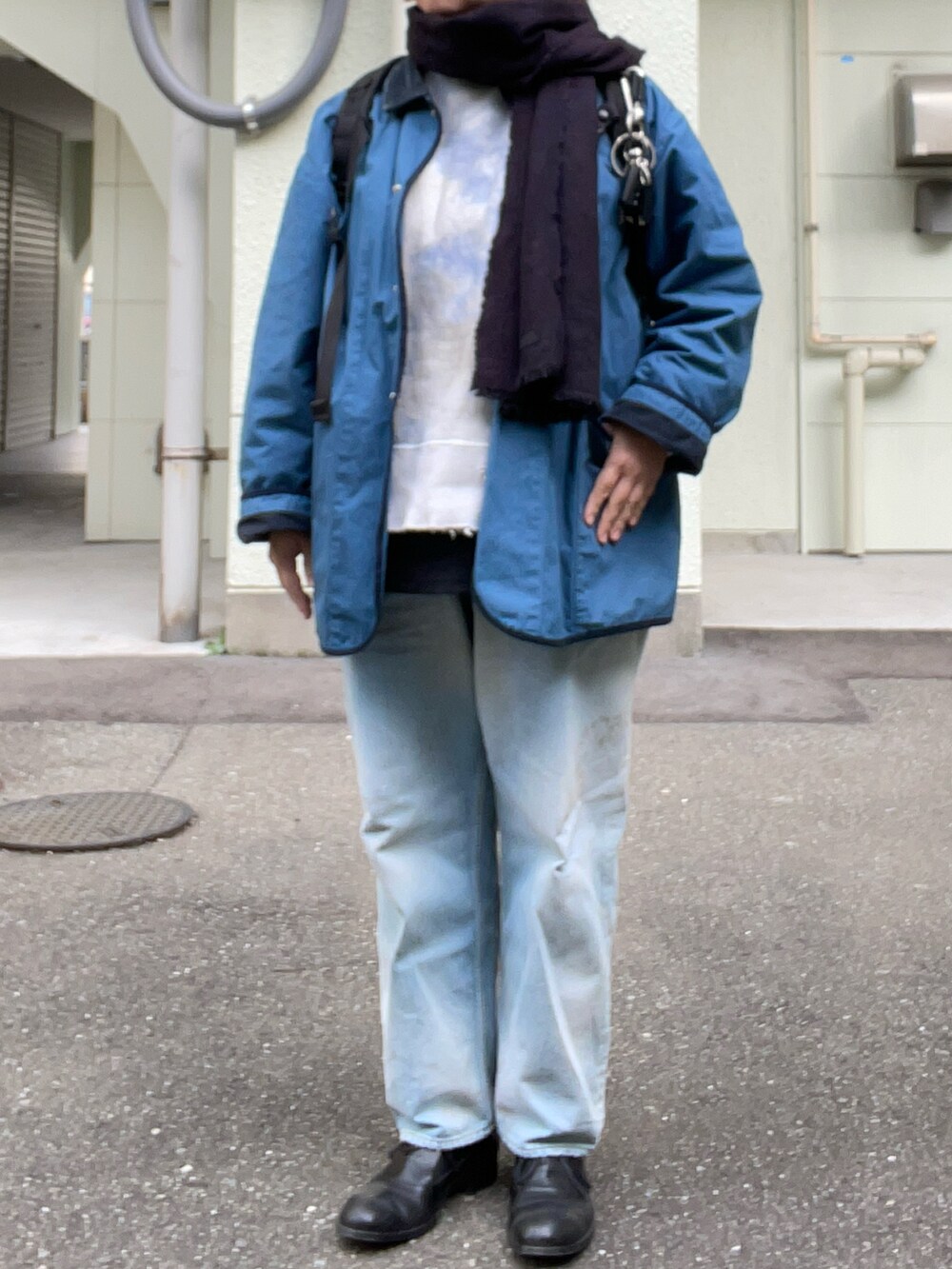 「冬コーデ、Porter Classic、カバーオール、ancellm、ダメージスウェット、ダメージデニムパンツ、PETROSOLAUM、レザーシューズ、mittan、マフラー、Hender Scheme、キーリング」｜「ancellmのアイテム（デニムパンツ、ブルー系）」を使った、SPADE25さん（レディース・167cm）の冬コーディネートの3枚目の写真
