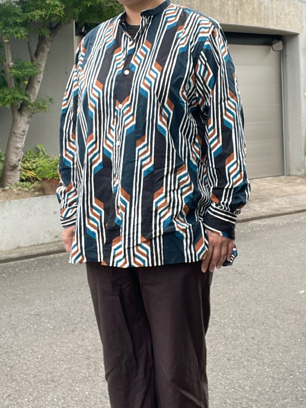 ブラウン系のその他パンツ、その他のシャツ/ブラウス、ブラウン系のブーツを着用したレディースの夏コーディネートの2枚目の写真