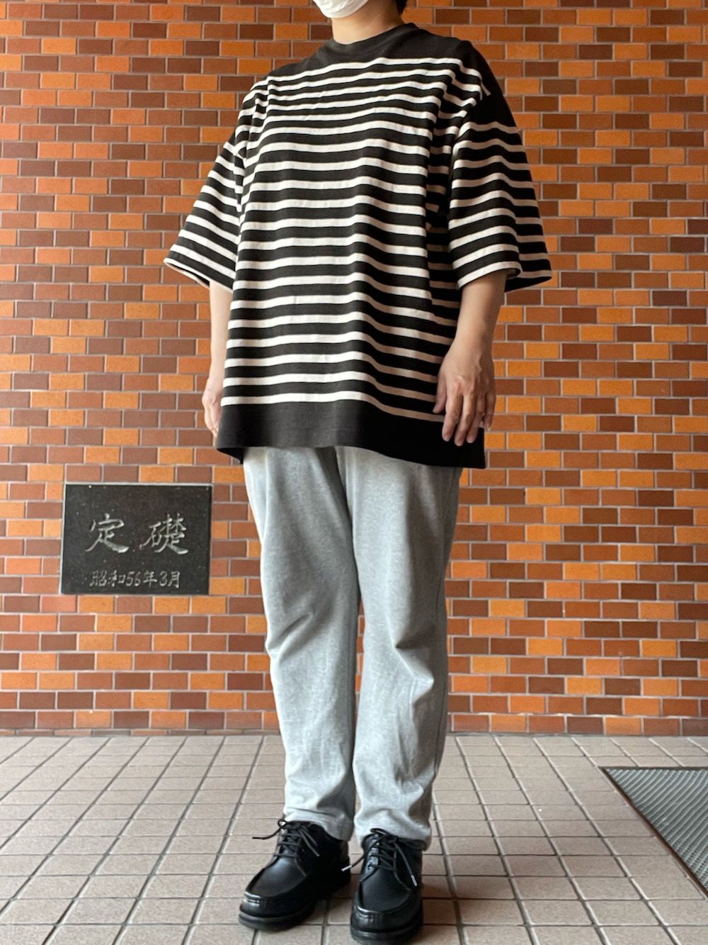「お出かけコーデ日記、初夏コーデ、blurhms、カーディガンジャケット、blurhmsROOTSTOCK、バスクシャツ、loopwheeler、スウェットパンツ、YAECA、メッセンジャーバッグ、Paraboot、チロリアンシューズ」｜「LOOPWHEELERのSuper Light Evo パンツ（スウェットパンツ、グレー系）」を使った、SPADE25さん（レディース・167cm）の春コーディネートの4枚目の写真