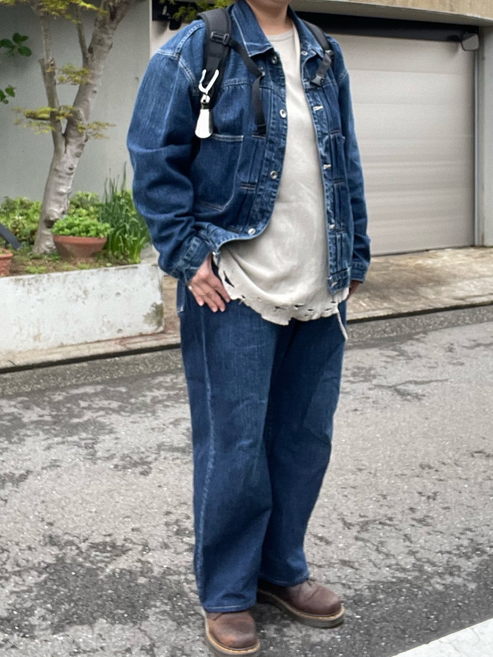 「春コーデ、Porter Classic、デニムジャケット、デニムパンツ、デニムセットアップ、ancellm、カットソー、Dr.Martens、3ホール」｜「PORTER CLASSICのアイテム（デニムパンツ、ブルー系）」を使った、SPADE25さん（レディース・167cm）の春コーディネートの2枚目の写真