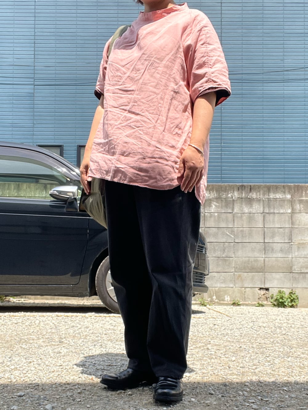 ブラック系のその他パンツ、ピンク系のTシャツ/カットソー、ブラック系のブーツを着用したレディースの夏コーディネートの2枚目の写真