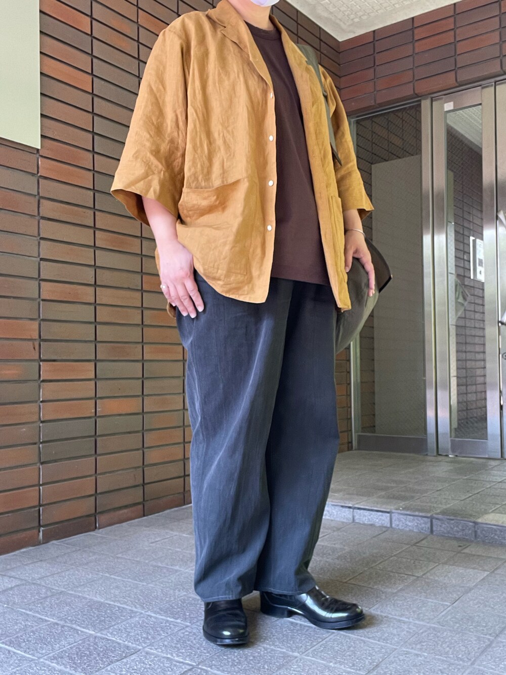 イエロー系のシャツ/ブラウスを着用したレディースの夏コーディネートの2枚目の写真