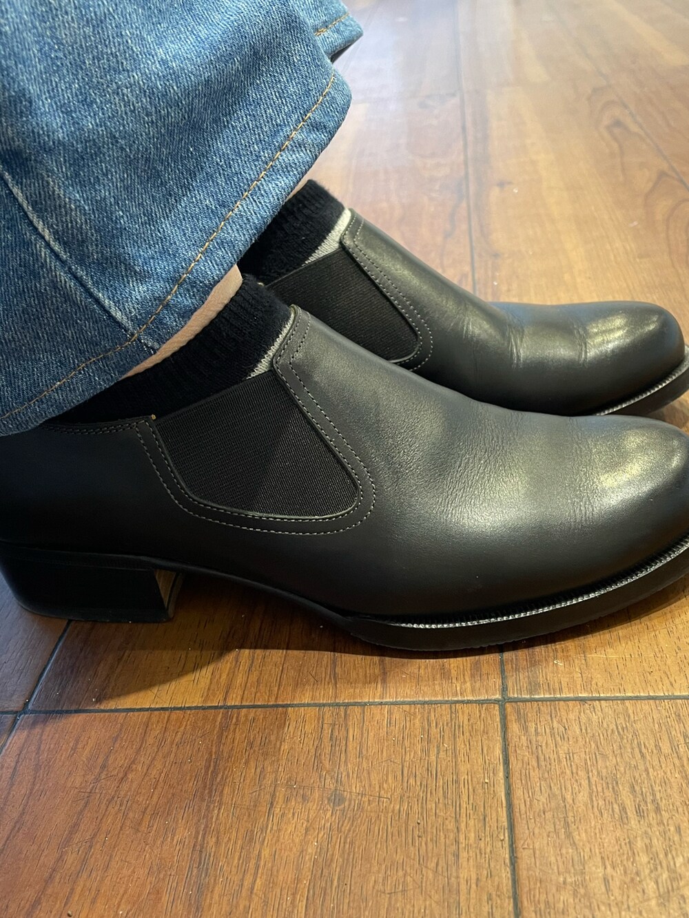 ブラック系のローファー、ブルー系のデニムパンツ、ブラック系のニット/セーターを着用したレディースの冬コーディネートの4枚目の写真