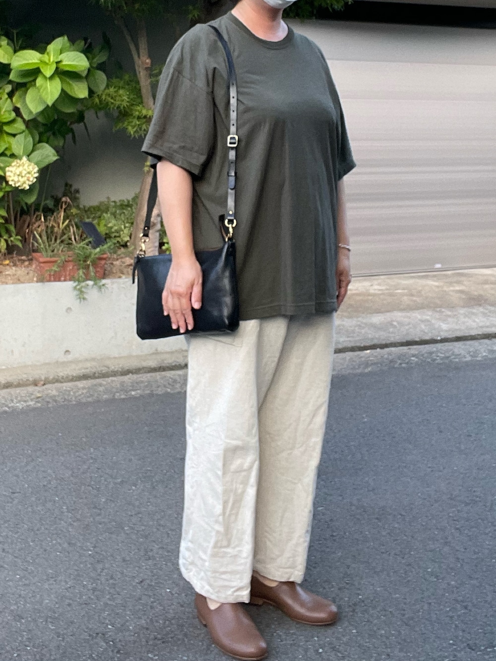「大人カジュアル、夏コーデ、AUBETT、Tシャツ、HEUGN、リネンパンツ、白パンツ、カーゴパンツ、Garden of Eden、ブレスレット、PETROSOLAUM、カンフーシューズ、レザーシューズ、SLOW、レザーバッグ」｜「HEUGNのアイテム（カーゴパンツ、ホワイト系）」を使った、SPADE25さん（レディース・167cm）の夏コーディネートの2枚目の写真