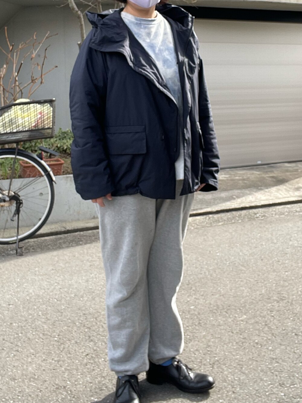 「冬コーデ、TEATORA、スーベニアジャケット、ancellm、スウェット、loopwheeler、スウェットパンツ、PETROSOLAUM、レザーシューズ」｜「LOOPWHEELERの100年スウェット（スウェットパンツ、グレー系）」を使った、SPADE25さん（レディース・167cm）の冬コーディネートの2枚目の写真