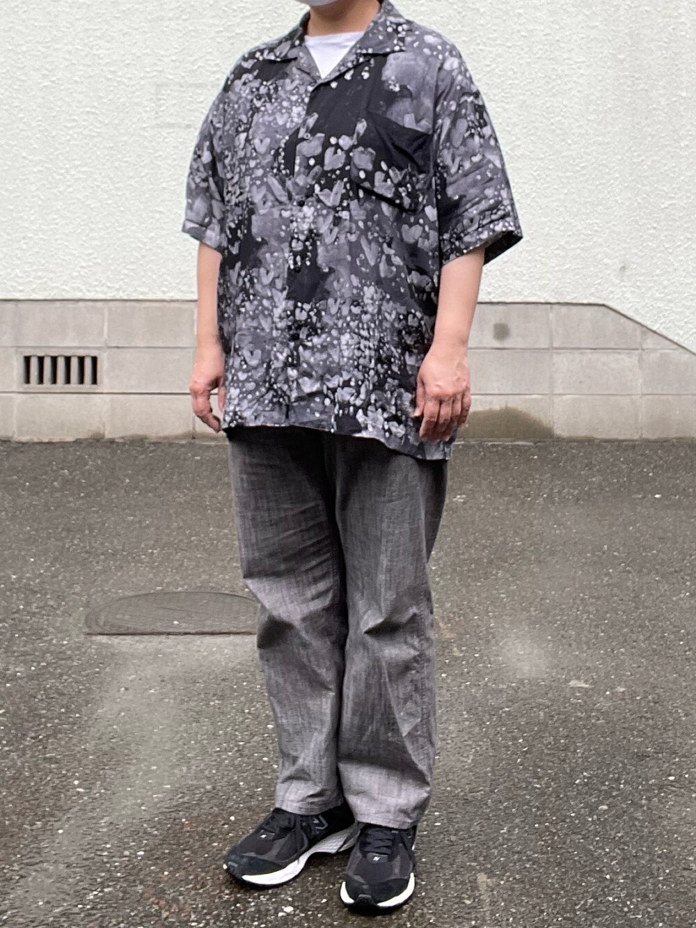 「雨の日コーデ、Porter Classic、モッズコート、アロハシャツ、POST O’ALLS、ミリタリーパンツ、Gregory、バックパック、New Balance、2002R」｜「POST O'ALLSのアイテム（カーゴパンツ、グレー系）」を使った、SPADE25さん（レディース・167cm）の春コーディネートの5枚目の写真