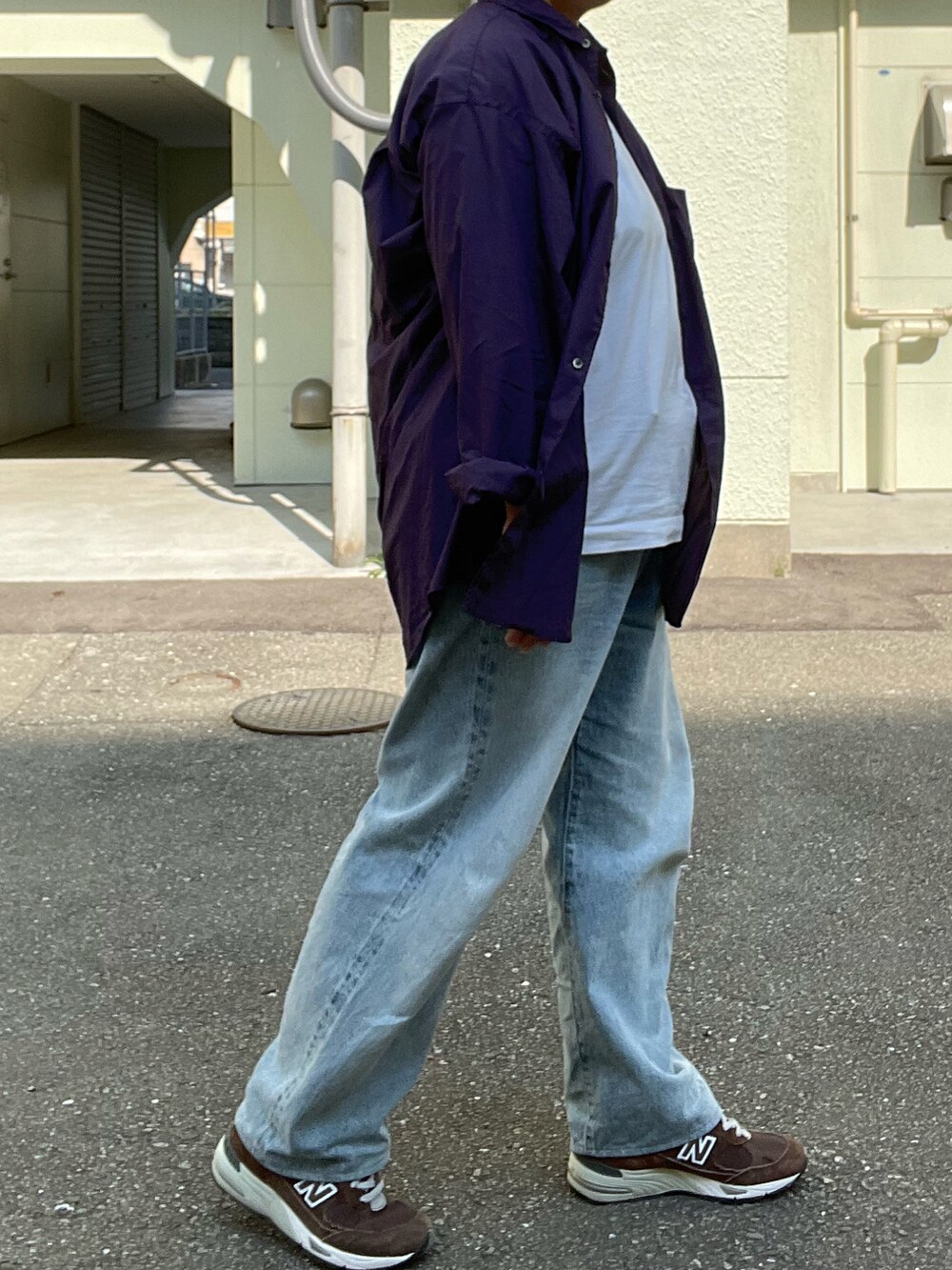 「graphpaper、オーバーサイズシャツ、ATON、白Tシャツ、COMOLI、ブリーチデニム、New Balance、991、mayumimurasawa、リング、初秋コーデ」｜「COMOLIのアイテム（デニムパンツ、ブルー系）」を使った、SPADE25さん（レディース・167cm）の秋コーディネートの4枚目の写真