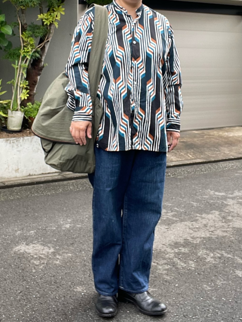 ブルー系のデニムパンツ、ブラック系のブーツ、その他のシャツ/ブラウスを着用したレディースの夏コーディネートの3枚目の写真