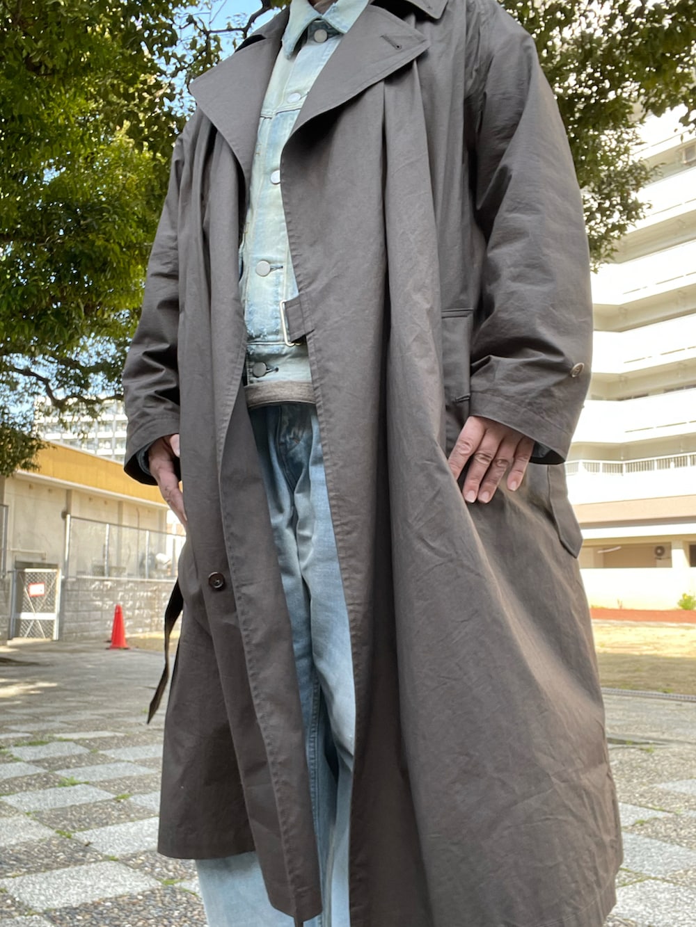 「春コーデ、CIOTA、タイロッケンコート、ancellm、デニムジャケット、デニムパンツ、THE RERACS、ウールスウェット、Dr.Martens、3ホール、デニムセットアップ」｜「CIOTAのタイロッケンコート　タイプライター（トレンチコート、ブラウン系）」を使った、SPADE25さん（レディース・167cm）の春コーディネートの4枚目の写真