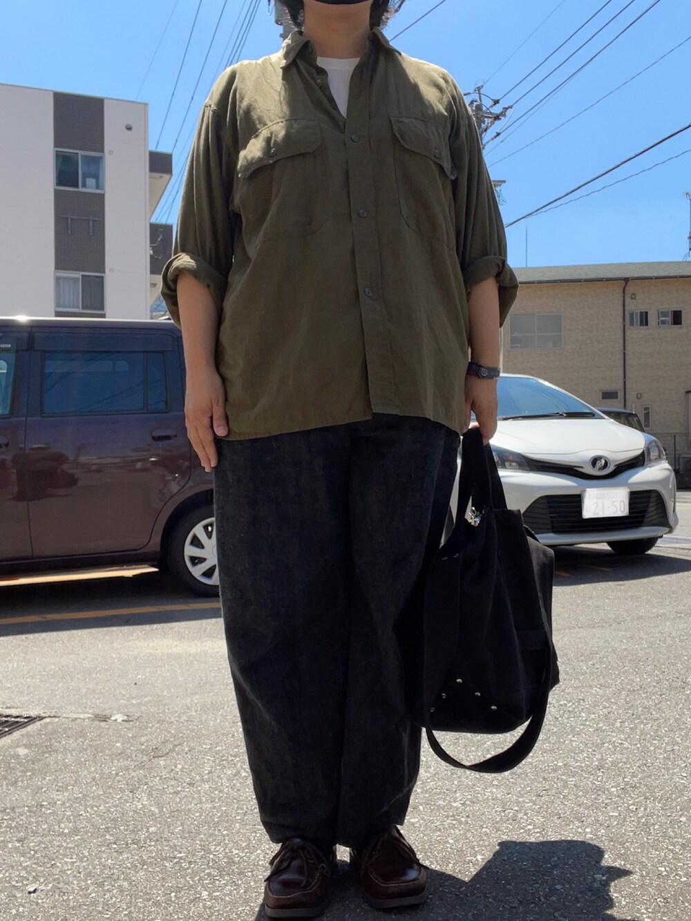 「ロールアップ、COMOLI、Porter Classic、夏コーデ」｜「COMOLIの＜COMOLI（コモリ）＞ CPO シャツ■■■（シャツ/ブラウス、グリーン系）」を使った、SPADE25さん（レディース・167cm）の夏コーディネートの3枚目の写真