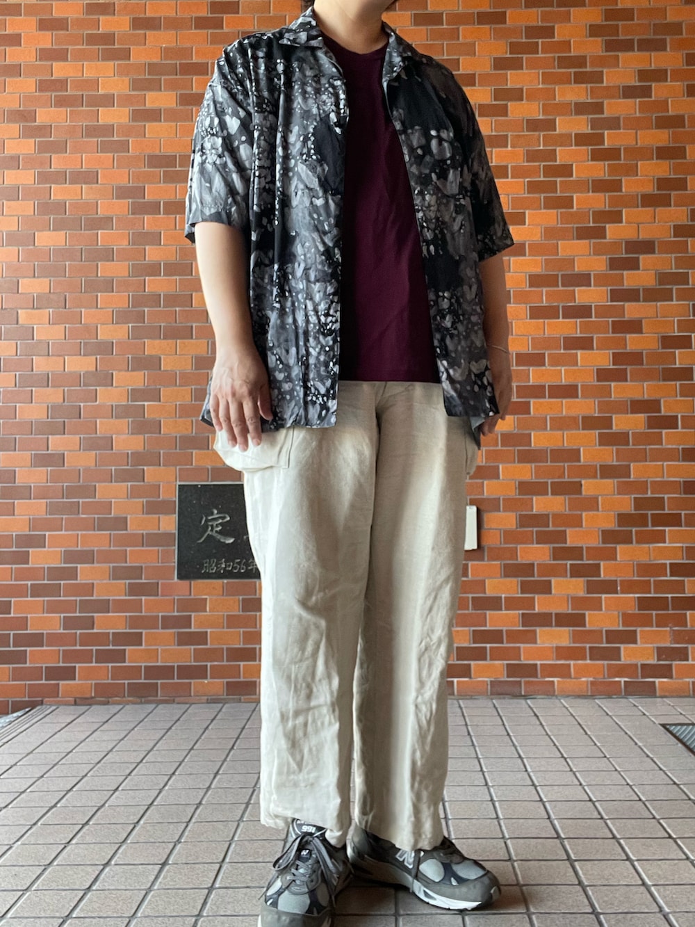 「夏コーデ、Porter Classic、アロハシャツ、colina、ウールTシャツ、HEUGN、リネンパンツ、Adawat’n Tuareg、バングル、New Balance、991」｜「HEUGNのアイテム（カーゴパンツ、ホワイト系）」を使った、SPADE25さん（レディース・167cm）の夏コーディネートの2枚目の写真