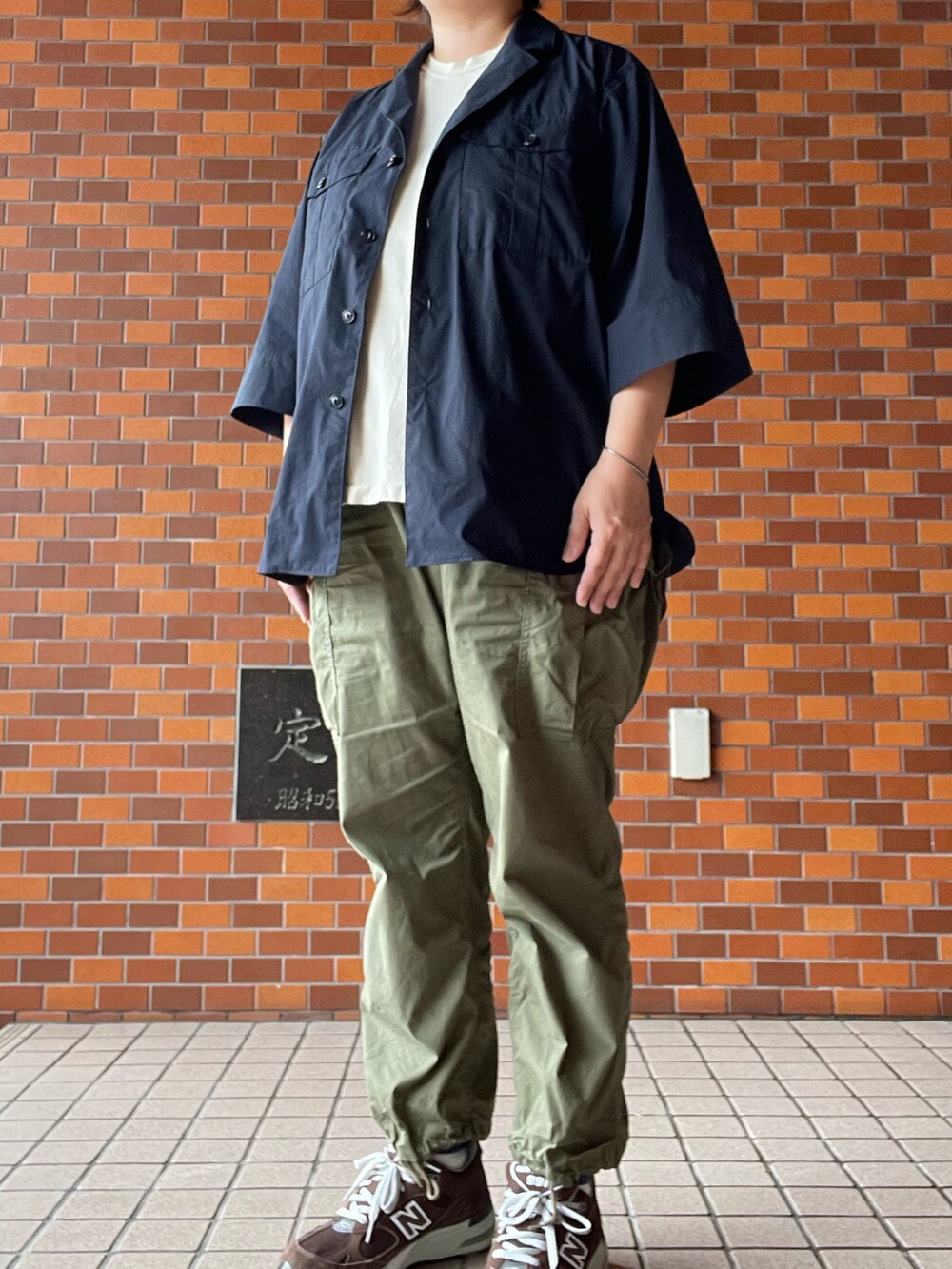 グリーン系のカーゴパンツ、ブルー系のシャツ/ブラウス、ホワイト系のTシャツ/カットソーを着用したレディースの夏コーディネートの2枚目の写真