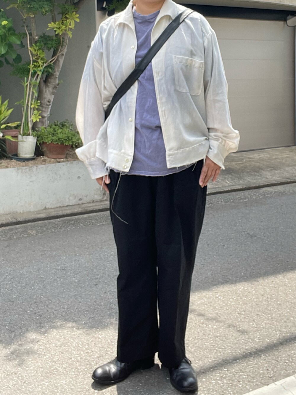 「ancellm、ブルゾン、Tシャツ、HEUGN、スラックス、CAMPER、レザーバッグ、PETROSOLAUM、レザーシューズ、mayumimurasawa、リング」｜「PETROSOLAUMのアイテム（ドレスシューズ、ブラック系）」を使った、SPADE25さん（レディース・167cm）の夏コーディネートの2枚目の写真