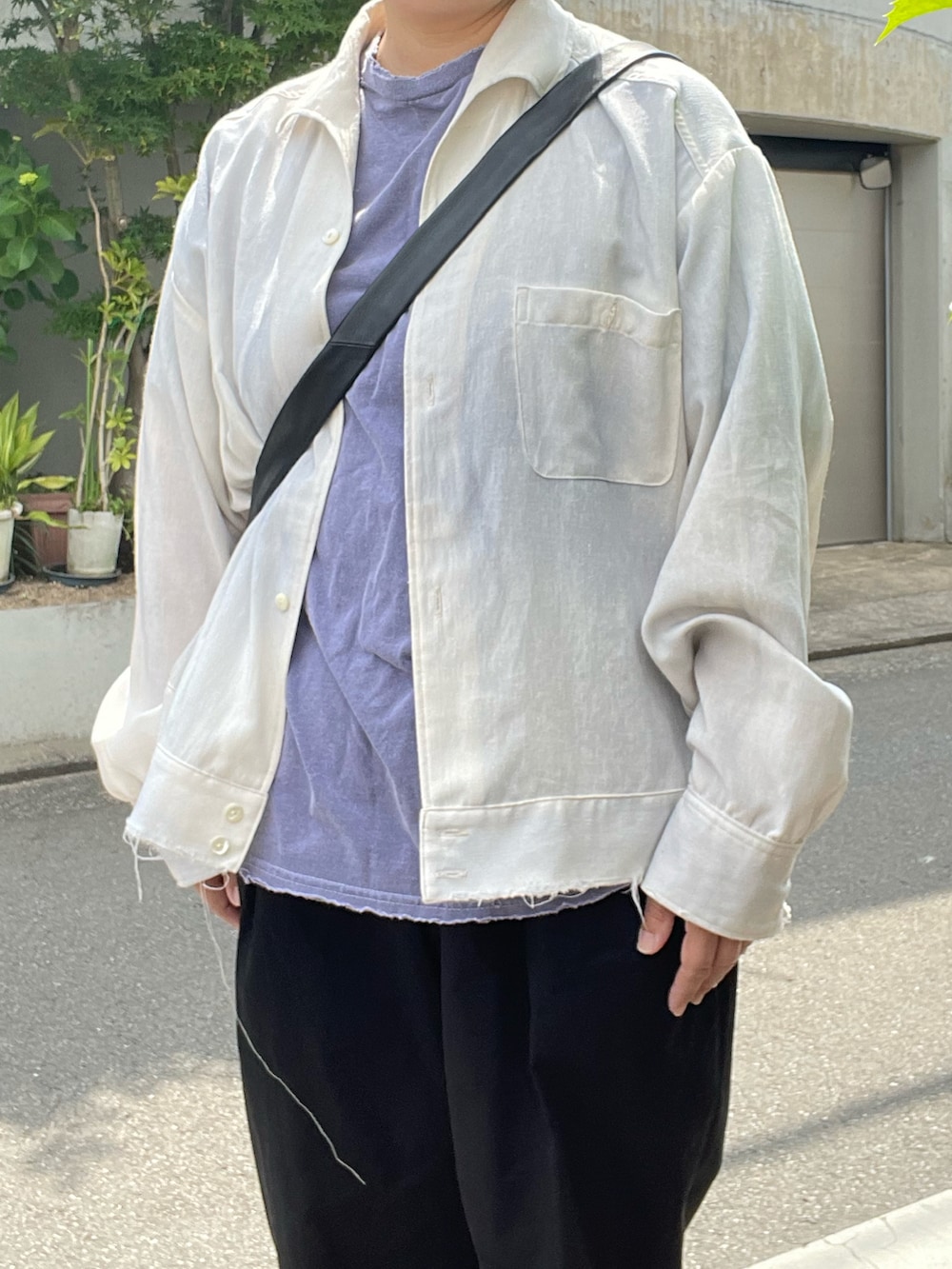 「ancellm、ブルゾン、Tシャツ、HEUGN、スラックス、CAMPER、レザーバッグ、PETROSOLAUM、レザーシューズ、mayumimurasawa、リング」｜「PETROSOLAUMのアイテム（ドレスシューズ、ブラック系）」を使った、SPADE25さん（レディース・167cm）の夏コーディネートの3枚目の写真