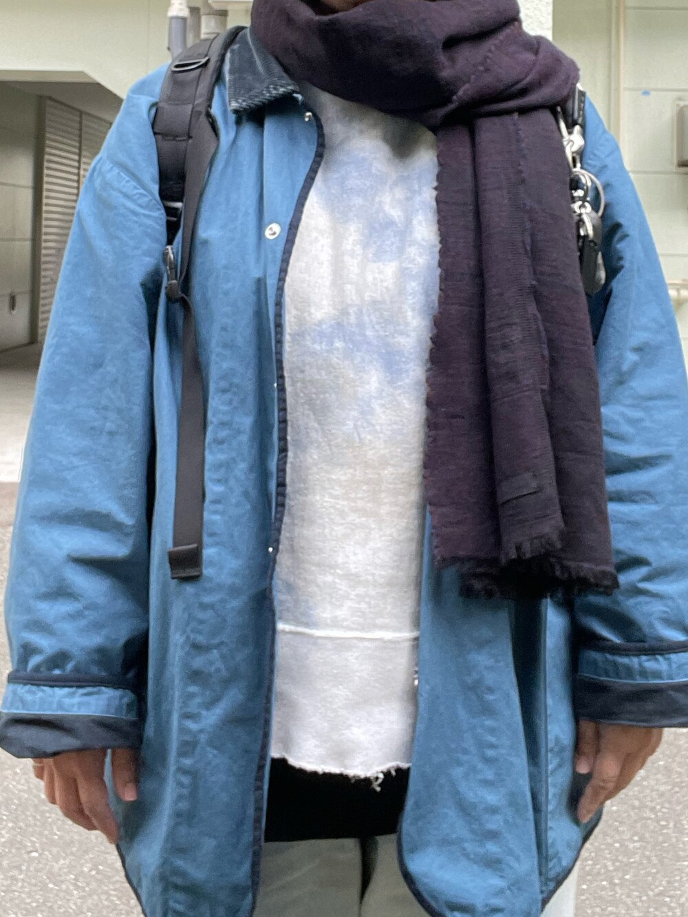 「冬コーデ、Porter Classic、カバーオール、ancellm、ダメージスウェット、ダメージデニムパンツ、PETROSOLAUM、レザーシューズ、mittan、マフラー、Hender Scheme、キーリング」｜「ancellmのアイテム（デニムパンツ、ブルー系）」を使った、SPADE25さん（レディース・167cm）の冬コーディネートの4枚目の写真