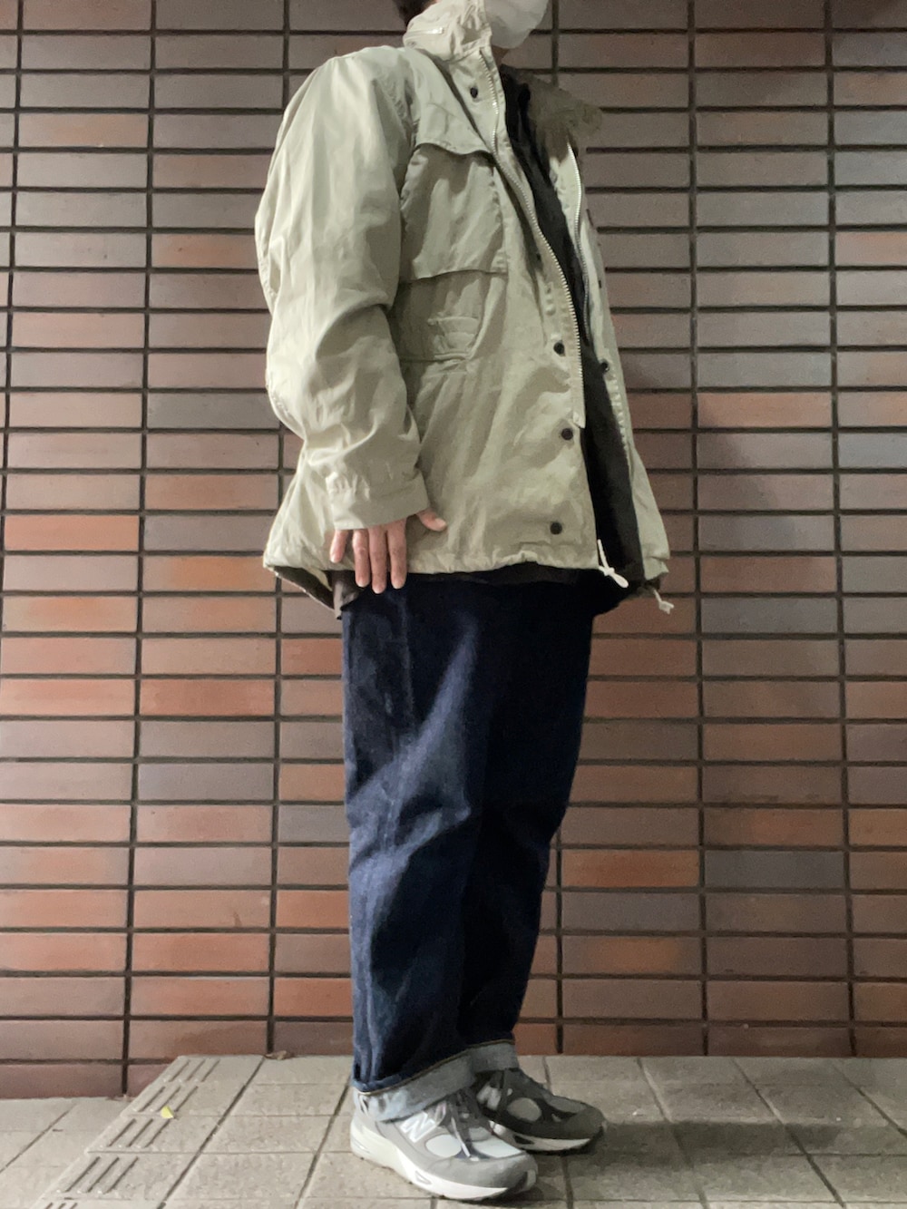 「M-65、Corona、YAECA、YAECA WRITE、リネンシャツ、ワイドテーパードデニム、New Balance、991」｜「CORONAのアイテム（ミリタリージャケット、ベージュ系）」を使った、SPADE25さん（レディース・167cm）の冬コーディネートの2枚目の写真