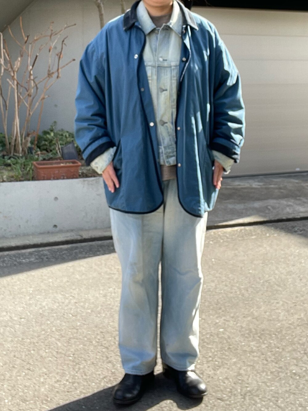 「冬コーデ、Porter Classic、カバーオール、ancellm、デニムジャケット、2nd、デニムパンツ、PETROSOLAUM、レザーシューズ」｜「ancellmのアイテム（デニムパンツ、ブルー系）」を使った、SPADE25さん（レディース・167cm）の冬コーディネートの2枚目の写真