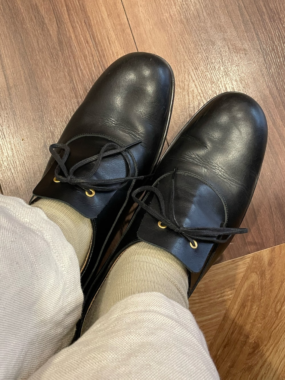 ホワイト系のカーゴパンツ、グレー系のジャケット/アウター、ブラック系のTシャツ/カットソーを着用したレディースの冬コーディネートの4枚目の写真