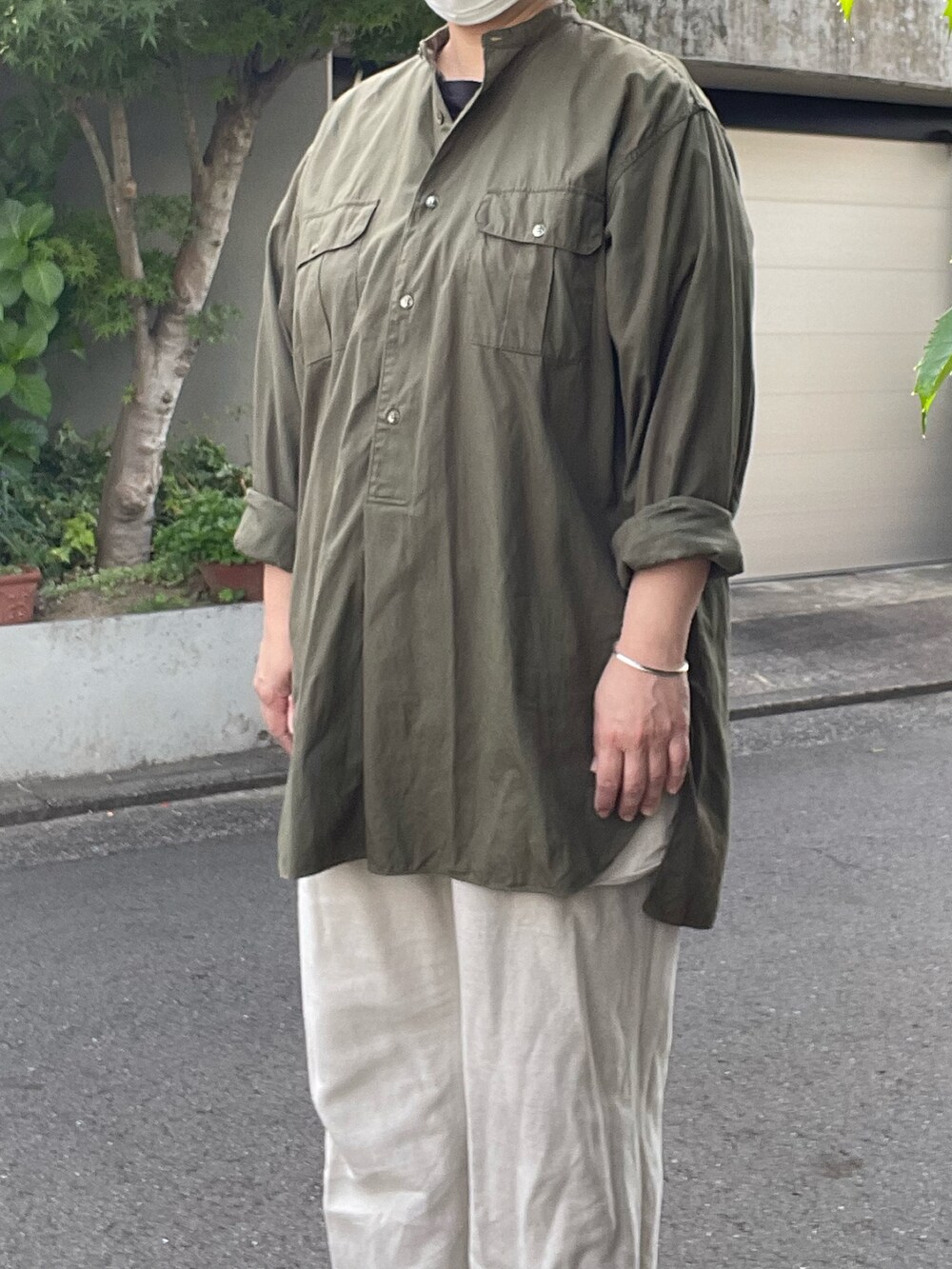 「初夏コーデ、COMOLI、バンドカラーシャツ、mittan、Tシャツ、HEUGN、カーゴパンツ、Adawat’n Tuareg、バングル、Paraboot、チロリアンシューズ」｜「HEUGNのアイテム（カーゴパンツ、ホワイト系）」を使った、SPADE25さん（レディース・167cm）の春コーディネートの3枚目の写真