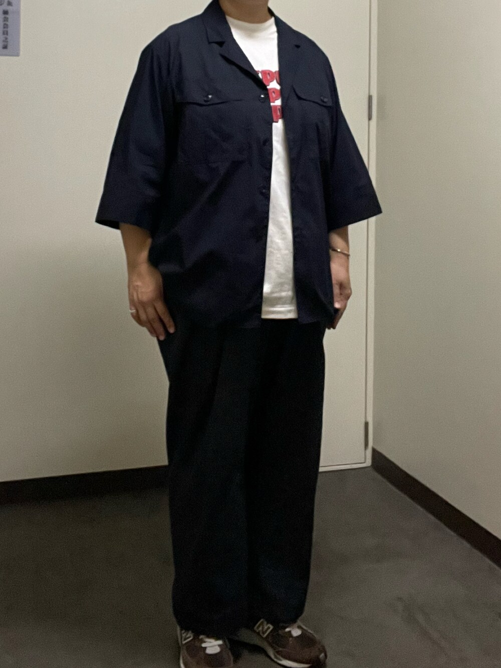 「雨の日コーデ、rakines、七分袖シャツ、blurhmsROOTSTOCK、blurhms、ロゴT、neat、チノパン、New Balance、991、ネイビーコーデ」｜「RAKINESのアイテム（シャツ/ブラウス、ブルー系）」を使った、SPADE25さん（レディース・167cm）の秋コーディネートの2枚目の写真