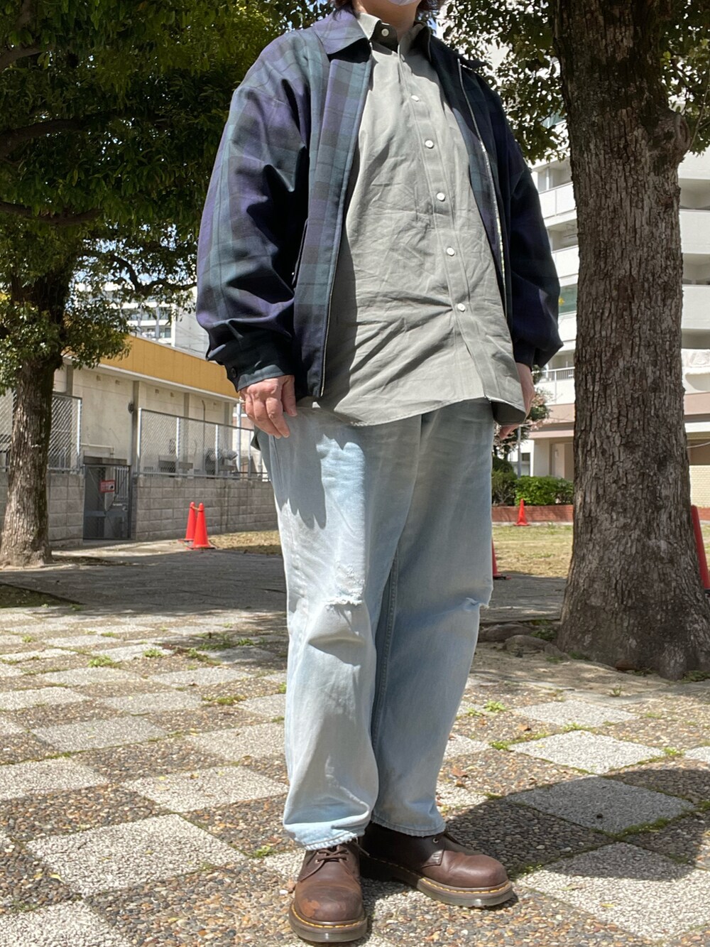 「春コーデ、MARKAWARE、スポーツジャケット、rakines、シャツ、ancellm、ダメージデニムパンツ、Dr.Martens、3ホール」｜「ancellmのアイテム（デニムパンツ、ブルー系）」を使った、SPADE25さん（レディース・167cm）の春コーディネートの2枚目の写真