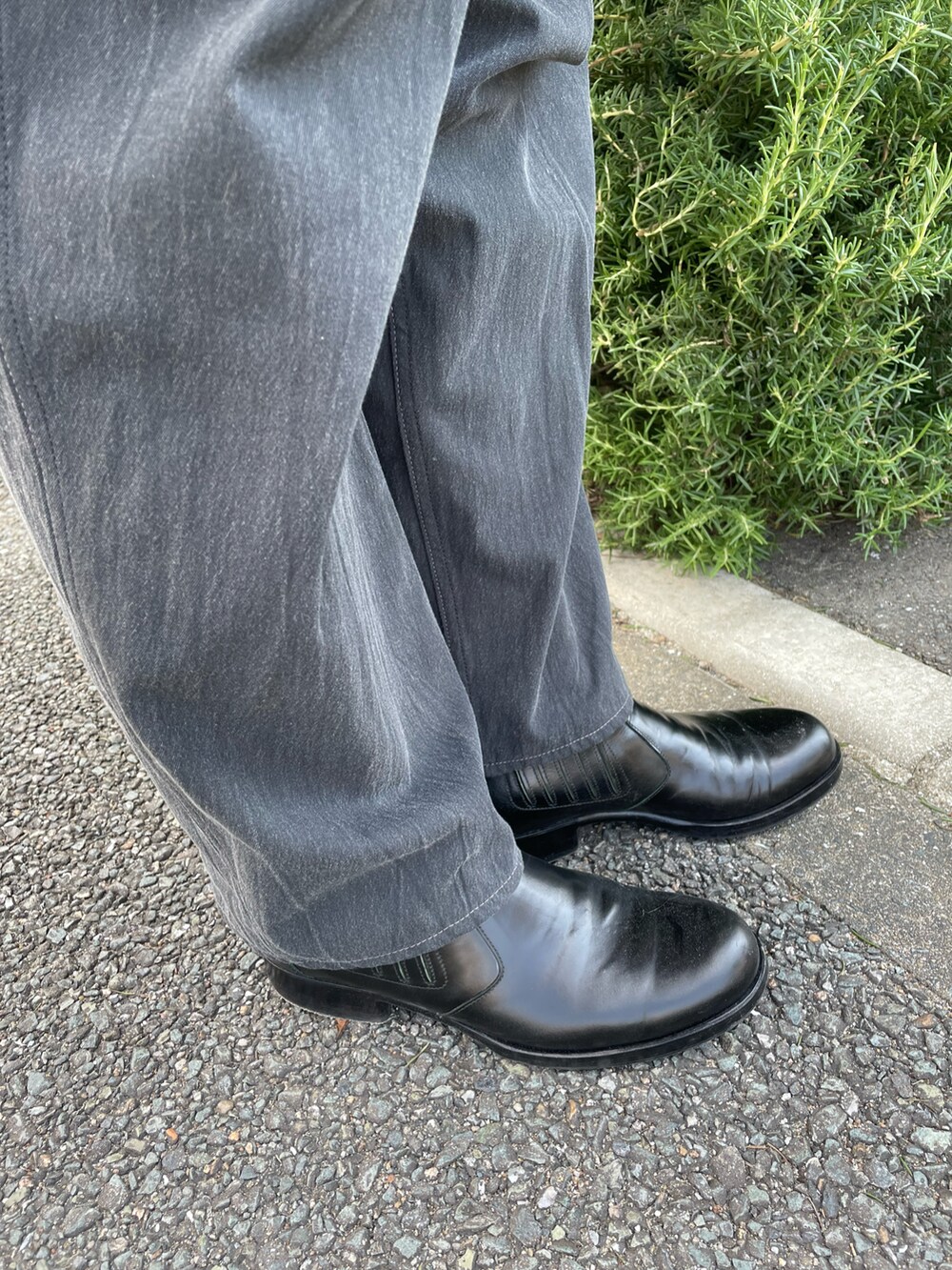 イエロー系のシャツ/ブラウスを着用したレディースの夏コーディネートの4枚目の写真