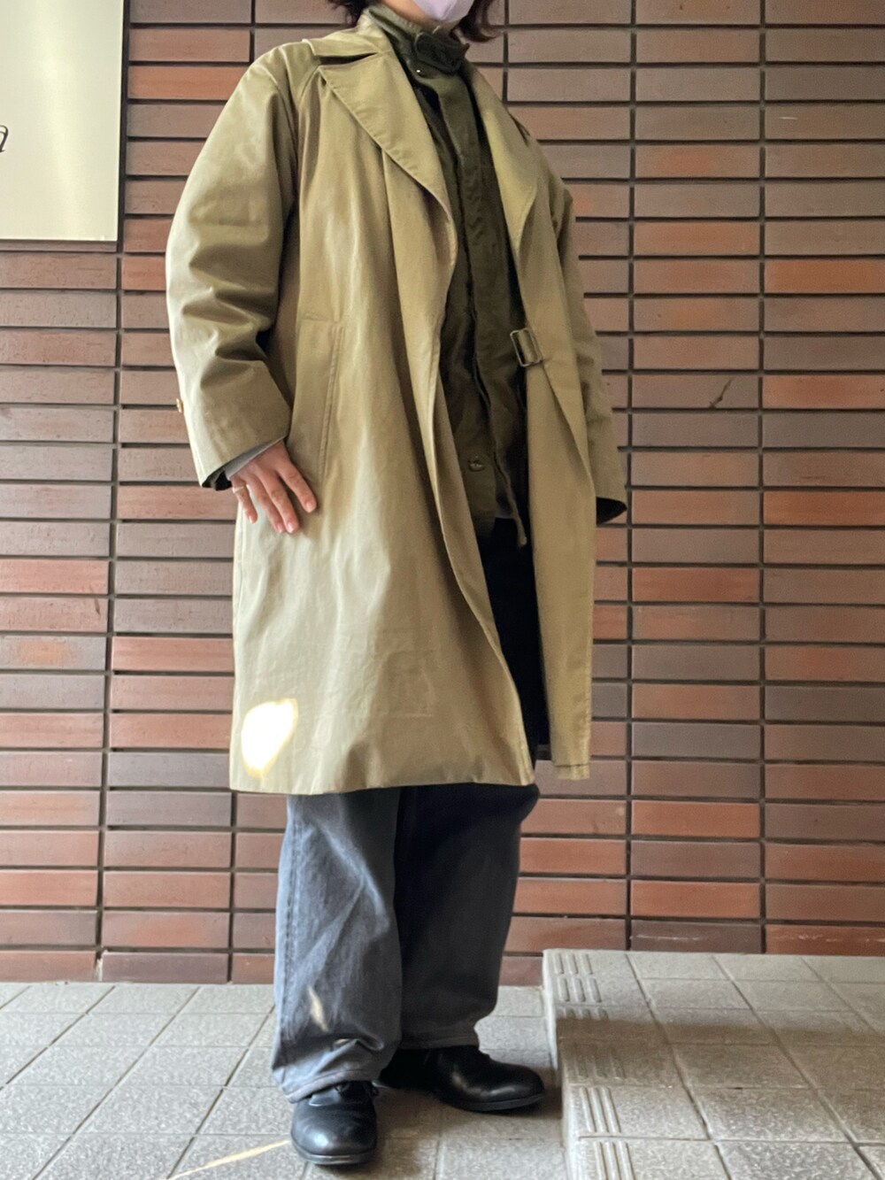 「春服、COMOLI、タイロッケンコート、marka、ミリタリージャケット、CIOTA、グレーデニム、ワイドテーパードデニム、PETROSOLAUM、レザーシューズ」｜「CIOTAのCIOTA / シオタ：グレー スビンコットン 13,5oz ワイドテーパードデニム：NPTM-6RF-MGR[STD]（デニムパンツ、グレー系）」を使った、SPADE25さん（レディース・167cm）の冬コーディネートの2枚目の写真