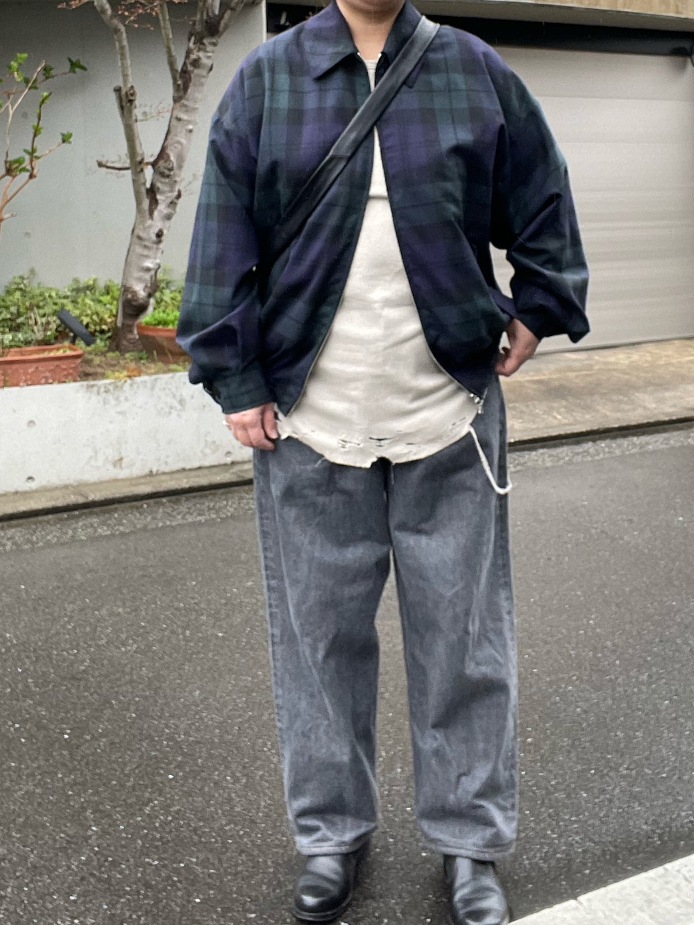 「春コーデ、MARKAWARE、スポーツジャケット、CIOTA、ワイドテーパードデニム、ancellm、サーマルカットソー、post production、レザーシューズ、CAMPER、レザーバッグ、mayumimurasawa、リング」｜「CIOTAのCIOTA / シオタ：グレー スビンコットン 13,5oz ワイドテーパードデニム：NPTM-6RF-MGR[STD]（デニムパンツ、グレー系）」を使った、SPADE25さん（レディース・167cm）の春コーディネートの3枚目の写真