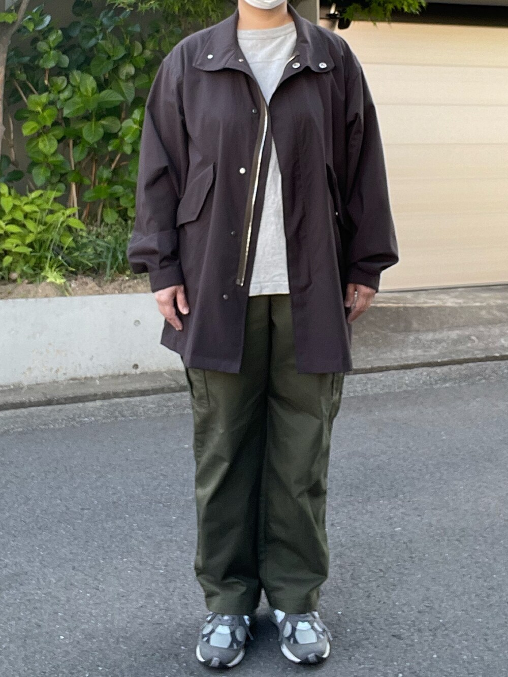 「MARKAWARE、ショートモッズ、COMOLI、フットボールTシャツ、THE NORTH FACE PURPLE LABEL、カーゴパンツ、New Balance、991」｜「markawareのアイテム（モッズコート、ブラウン系）」を使った、SPADE25さん（レディース・167cm）の春コーディネートの3枚目の写真